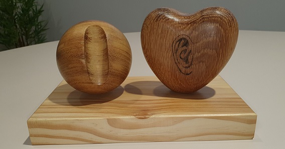 imagen Sobre la escucha, una obra en madera de Martín